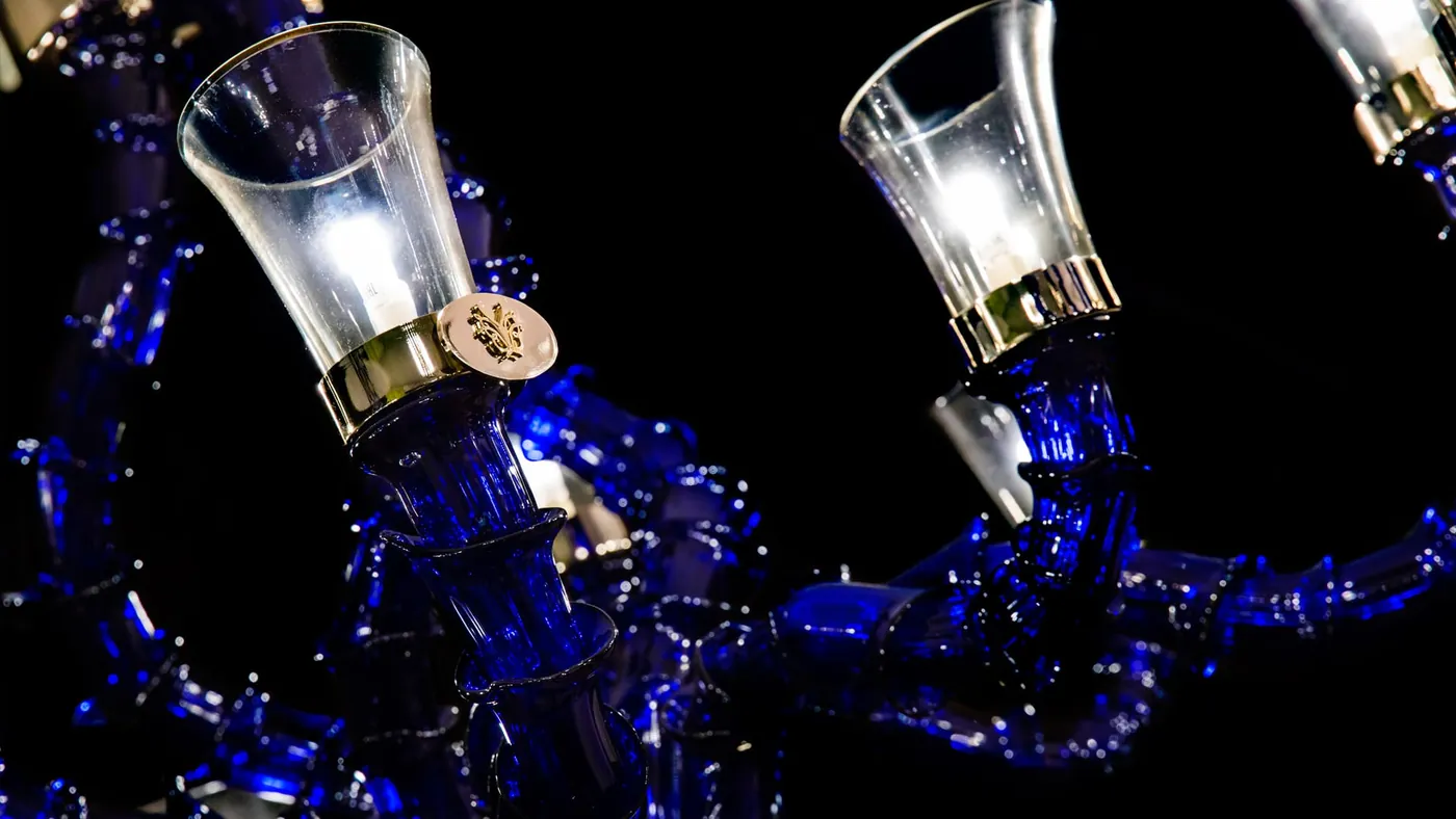 Collezione La Fleur Sauvage: vetro di Murano blu violetto e coppe trasparenti.
