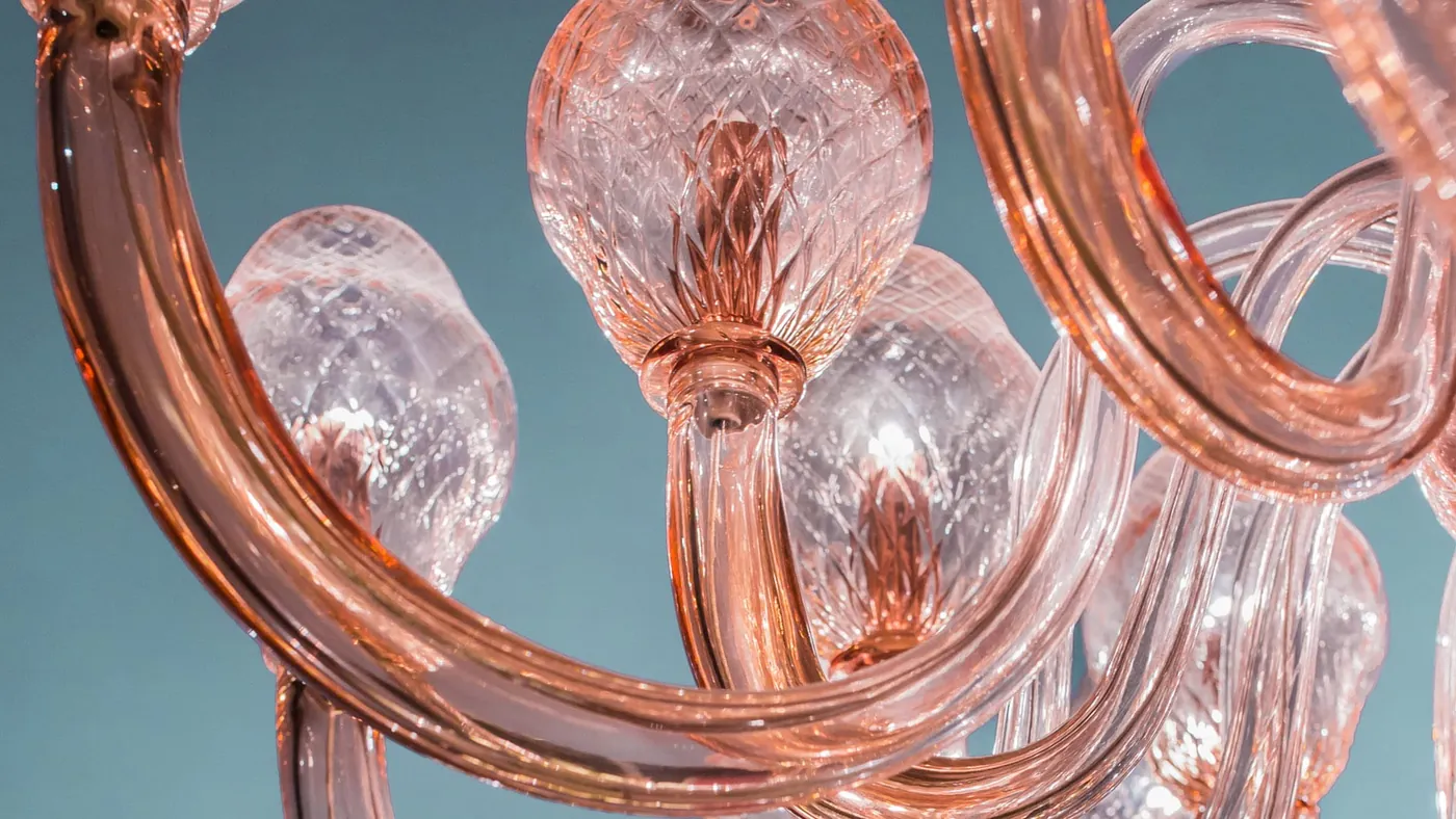 Collezione Peonia: boccioli in vetro di Murano rosa su bracci curvi.