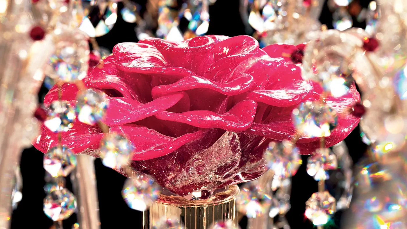 Collezione Queen of Roses: una rosa in vetro rosso circondata da cristalli molati.