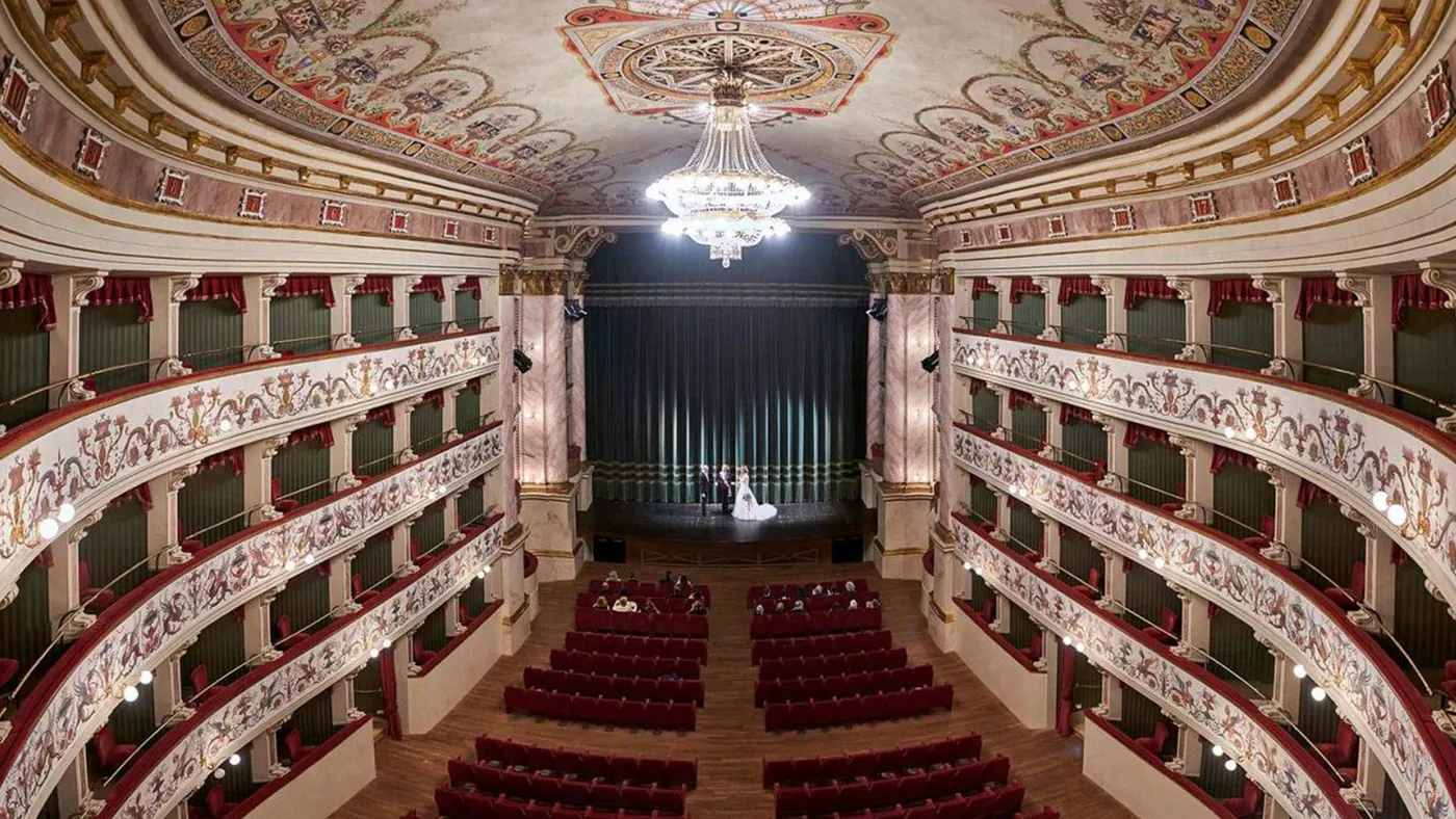 La sala del Teatro dei Rinnovati di Siena con il lampadario in cristallo.